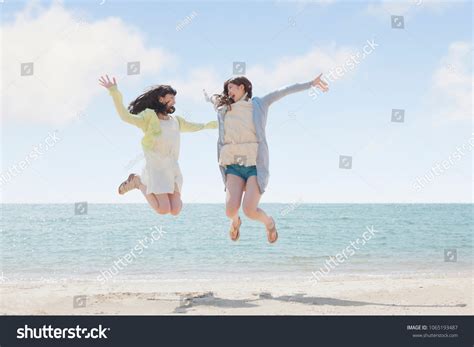 「japanese Girls Play On Beach」の写真素材（今すぐ編集） 1065193487 Shutterstock