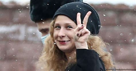 Ativista do Pussy Riot diz ter fugido da Rússia disfarçada de entregadora de comida