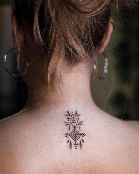 Tatuajes Vikingos Que Triunfan Y Su Significado Runas Cuervos Y Br Julas