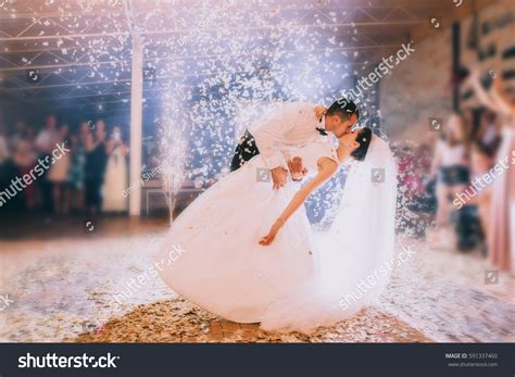 First Wedding Dance Newlywed Stock Photo 591337460 Shutterstock