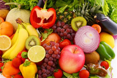 Różnokolorowe warzywa i owoce niezbędne w diecie przeciwnowotworowej - Owoce warzywa