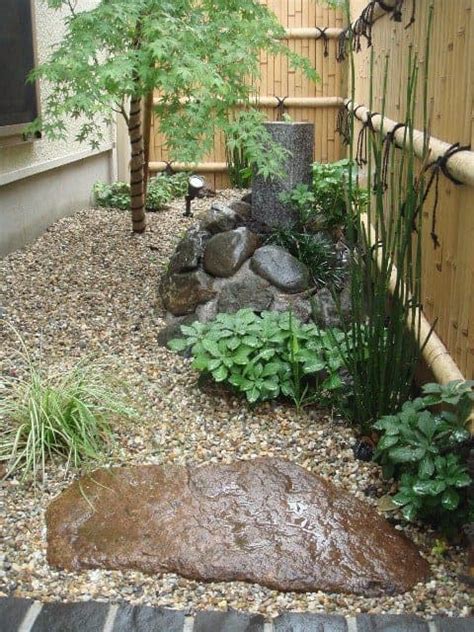 When faced with a postage stamp backyard many homeowners think they have few options. Small Japanese Garden Transforms This Backyard - Watch