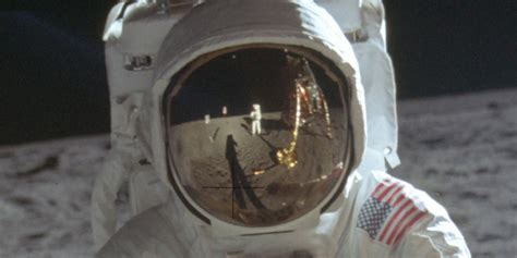 Pourquoi Ce N Est Pas Neil Armstrong Sur Les Photos Du Premier Homme Sur La Lune