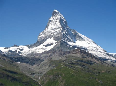 En el norte italia está rodeada por los alpes y tiene frontera con francia, suiza, austria, y eslovenia. Cervino - Wikipedia, la enciclopedia libre
