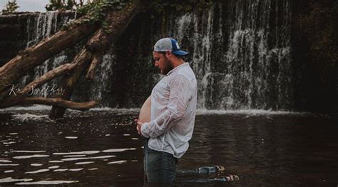 ‘husband Of The Year Man Steps In To Take Maternity Photos To Cheer Up Pregnant Wife On Bed