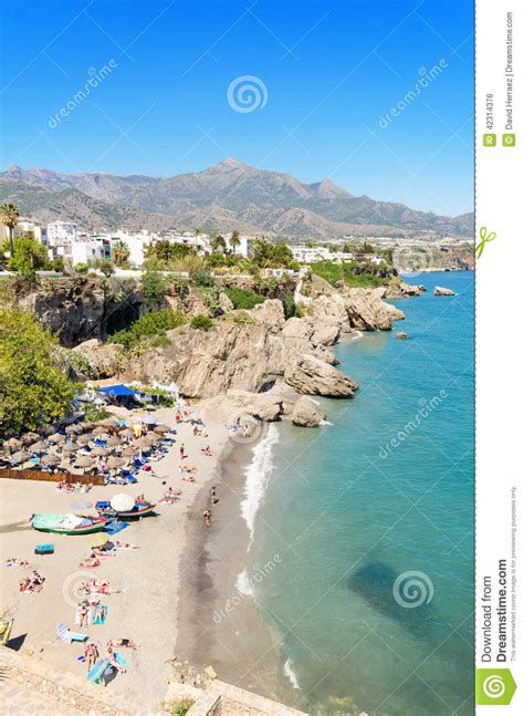 Nerja heeft in totaal 16 kilometer strand met poederachtig zand en sprankelend helder water. Nerja-Strand, Berühmte Touristische Stadt In Costa Del Sol ...