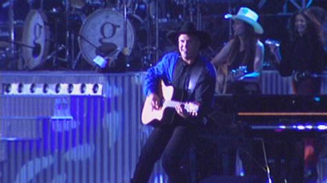 Flashback Garth Brooks Makes History With 1997 Central Park Concert
