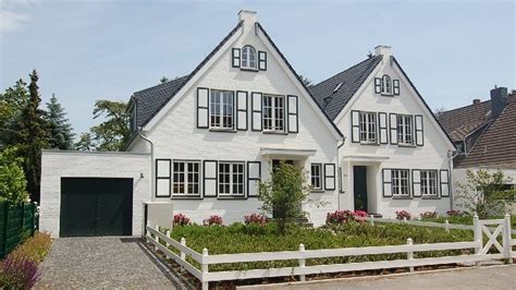 In ruhiger und zentraler top lage gelegen. Exklusives Landhaus mit schönem Garten in Düsseldorf ...