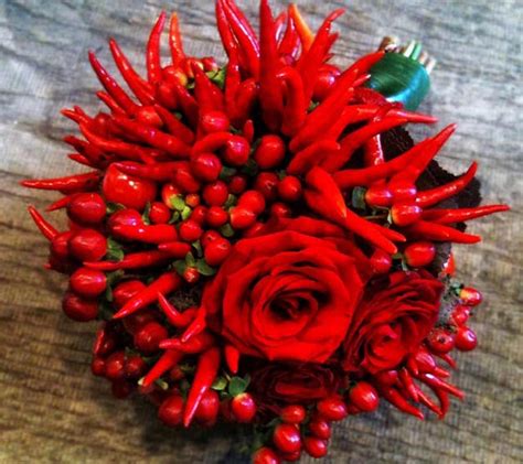 Mazzo 18 rose rosse per dire: tra orto e giardino: Bouquet da Sposa