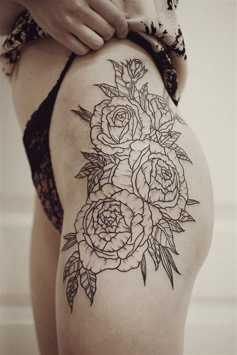 Disegno grande di un tatuaggio femminile sulla coscia di una ragazza, fiori e una rosa grandissima. Tatuaggi fiori stilizzati: i disegni più belli - PassioneTattoo