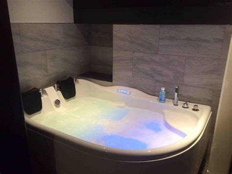 Round tubs look beautiful, but they present two related problems. Whirlpool Bathtub for Two People - AM124 | Perfect Bath Canada