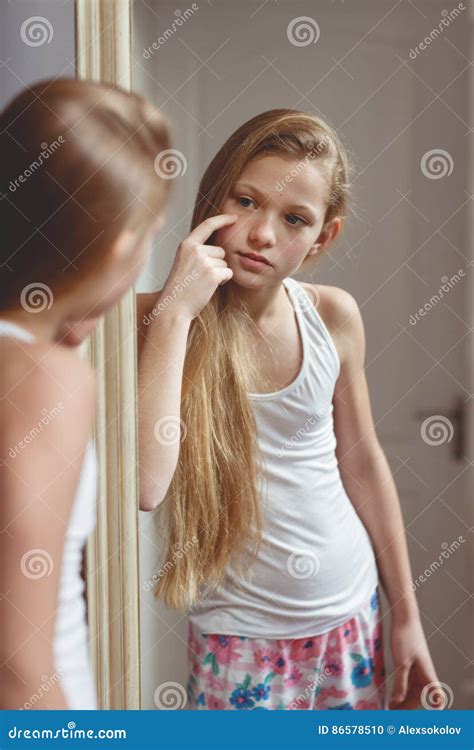 Reflexion Im Spiegel Der Jugendlichen Stockfoto Bild Von Akne Kontrolle