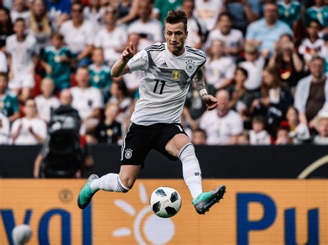 Marco reus of dortmund controls the ball during the bundesliga match. WM » News » Fit und formstark: Reus weckt große Hoffnungen