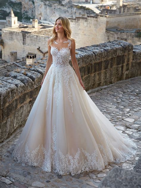 Un abito originale su misura ed esclusivo. Moda sposa 2021 - Collezione ROMANCE. RO12137. Abito da ...