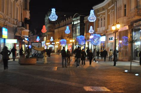 4-метров Дядо Коледа грейва на пловдивската главна улица за празниците ...