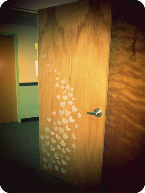 Is your bedroom design working hard for you? Easy and quick way to decorate your door! Suggest non ...