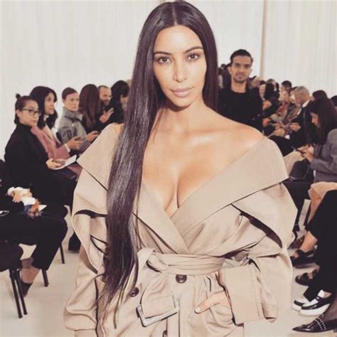 Kim Kardashian Posa Nua Em Ensaio De Dupla De Fot Grafos De Moda