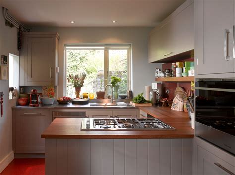 It is a great design to be adapted in confined spaces because it makes use of space in the best way possible. Make the most of a small kitchen with a U-shaped counter ...