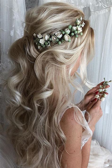 Ways To Wear Flowers In Your Bridal Hairstyle Kiss The Bride Magazine