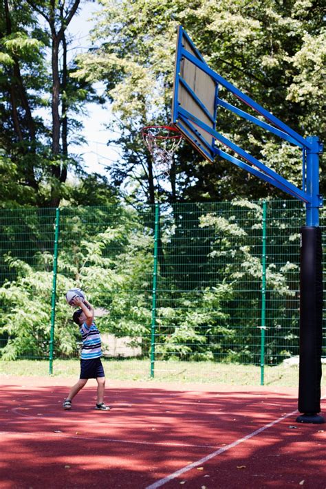 Cada jugador con una pelota pequeña parecidas a las de tenis. Ideas divertidas con pelotas de juego