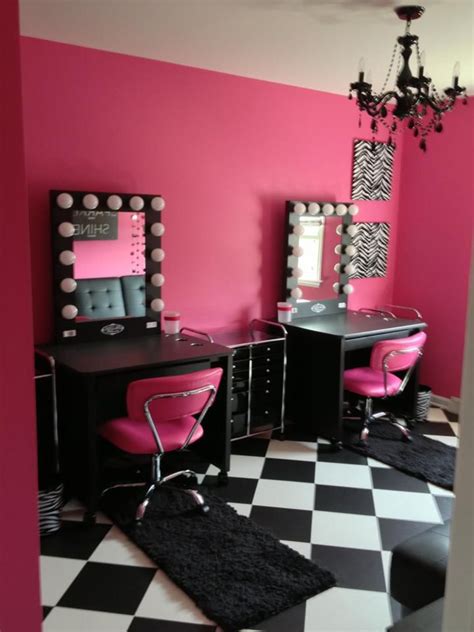 A supermom builds a dream vanity room for her girls ... Ver más ideas sobre disenos de unas, decoración de unas, organización de maquillaje.