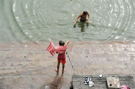 Os Peregrinos Hindu Tomam Um Banho Santamente No Rio Ganges Imagem De Stock Editorial Imagem