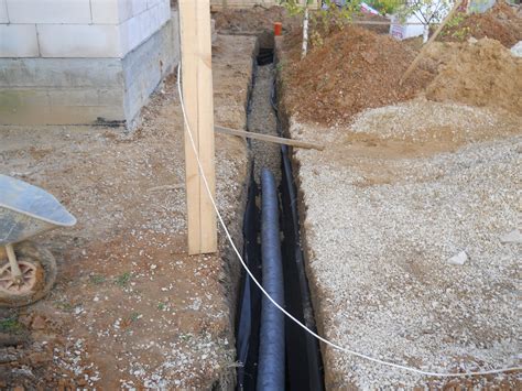 Bei der verlegung von drainagen wird zunächst entlang der fundamentmauer ein graben ausgehoben. Drainage um das Haus: die Notwendigkeit eines ...