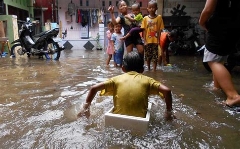 Warga bekasi, simak peringatan dari bpbd | jaring. Sejumlah Titik di Bekasi Terendam Banjir Akibat Hujan ...
