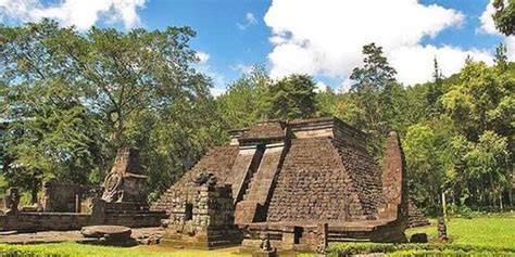 Pesona Candi Sukuh Di Karanganyar Mirip Bangunan Kuil Bangsa Maya Merdeka Com