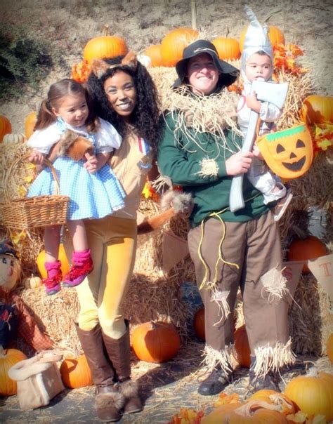 The wizard of oz plot & costume rental. Our family Wizard of Oz costumes. DIY Lion & Scarecrow and ...