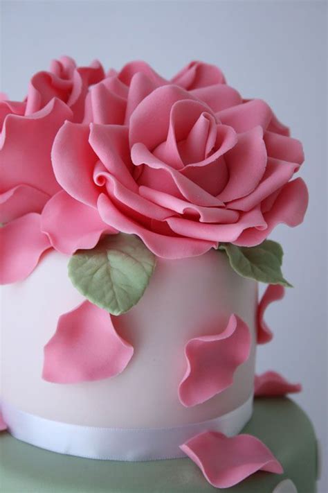 Some people feel fondant is for more than just covering cakes and gum paste is not worth the effort. 676c29e98e5e7c7fdfb136601a207812.jpg 525×788 pixels | Cake ...