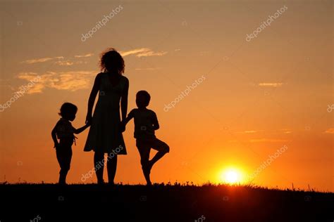 Madre Y Dos Hijos En Sunset — Foto De Stock © Pahal 7445459