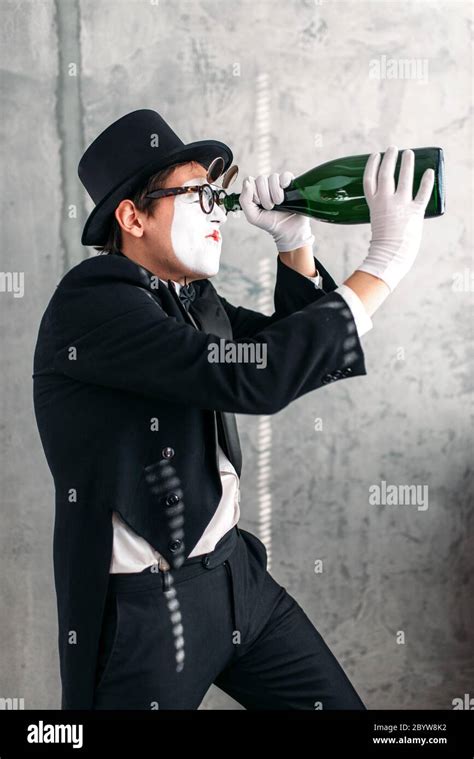 Portrait Mime In White Gloves Hi Res Stock Photography And Images Alamy