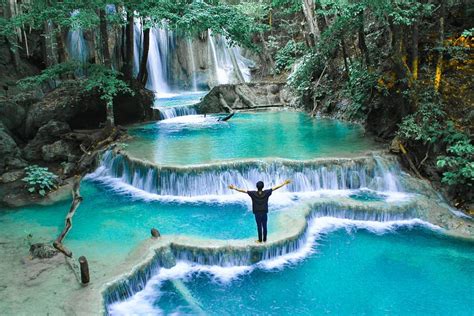 Kanan kiri kolam arus terdapat taman hijau . 20 Kolam Renang Antimainstream di Dunia, Indonesia Juga ...