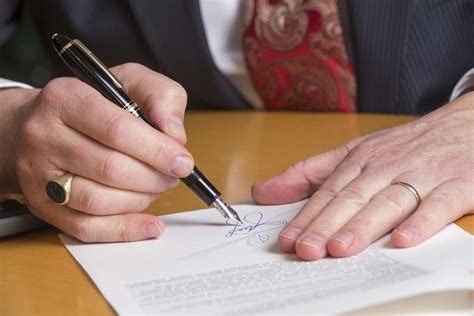 Dengan adanya pelimpahan wewenang tersebut maka pihak yang mendapat kuasa dapat mewakili pihak yang memberi kuasa untuk kepentingan pribadi, bisnis. Contoh Surat Pemberian Kuasa Hukum untuk Kasus Kecelakaan ...