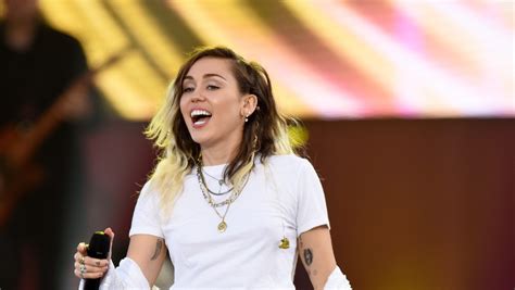 Miley Cyrus Groped By Aggressive Fan