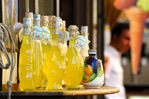 L'alcol e lo zucchero contenuti all'interno ne impediscono il congelamento. Ricetta limoncello: ingredienti, preparazione e consigli ...