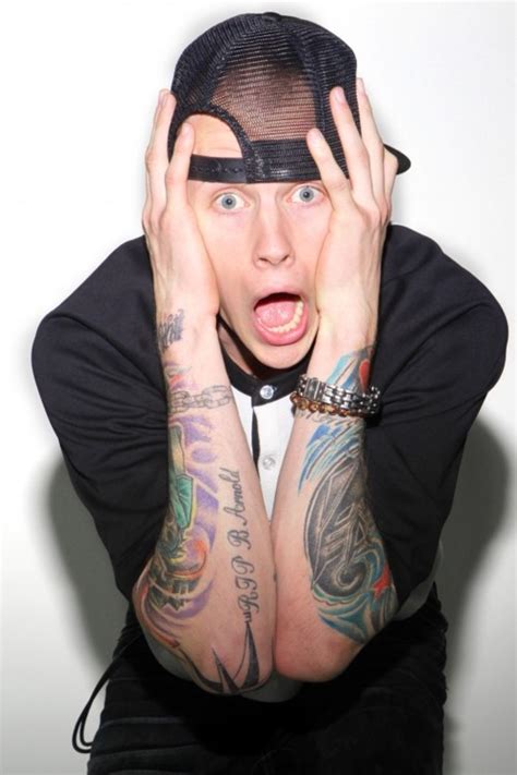 1092 x 1222 jpeg 277 кб. Machine Gun Kelly - Awesome Tattoo Artist