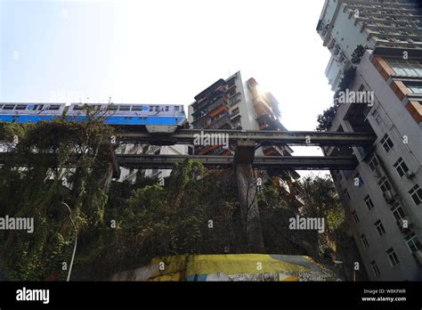 Un tren subterráneo de Chongqing Light Rail Line viaja en el