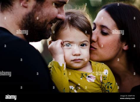 Mamá Y Papá Besa A Su Hija Fotografías E Imágenes De Alta Resolución