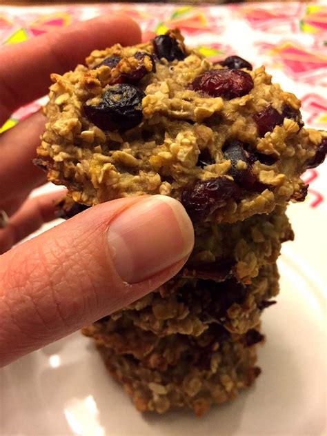 Healthy 3 ingredient banana oatmeal cookies start with banana and oats with chocolate chips mixed in for a little something extra. Healthy 3-Ingredient Banana Oatmeal Cookies | Recipe ...