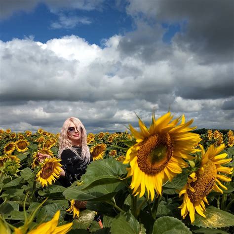 Травести дива Монро очаровала красочными фото в поле с подсолнухами