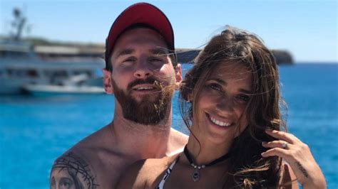 Antonella Roccuzzo Instagram Esposa De Lionel Messi Presume Atrevido Escote Hasta El Ombligo