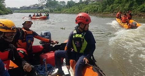 Tim Sar Temukan Jasad Anak Korban Tenggelam Di Sungai Citarum