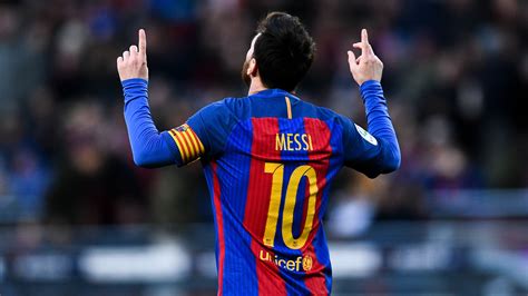 Lionel messi efootball pro evolution soccer 2020. Lionel Messi agrees new Barcelona deal until 2021 ...