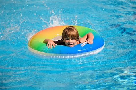 Niños Jugando En La Piscina Actividad De Verano Foto Premium