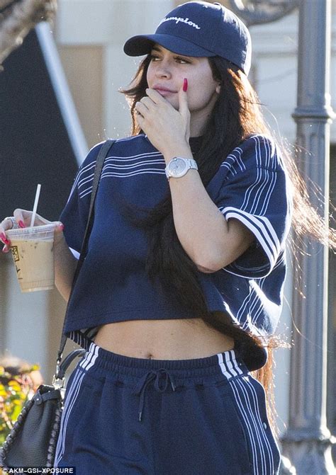 Kylie Jenner Shows Off Her Taut Tummy In Sports Gear Daily Mail Online