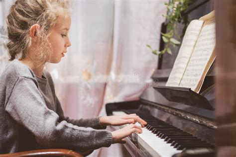 Jeu De Petite Fille Le Piano Image Stock Image Du Femelle Composez