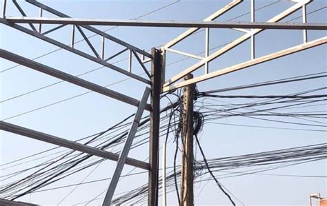 Worker Touches Overhead Wires ⋆ Cambodia News English
