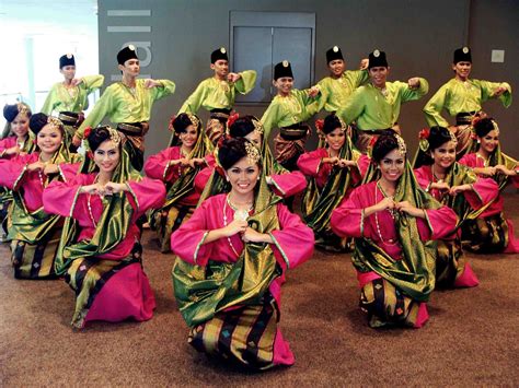 Tarian tradisional melayu ini berasal dari kelantan. JOHOR DARUL TAKZIM: TARIAN ZAPIN